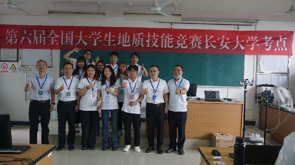 指导教师和参赛学生在考场合影