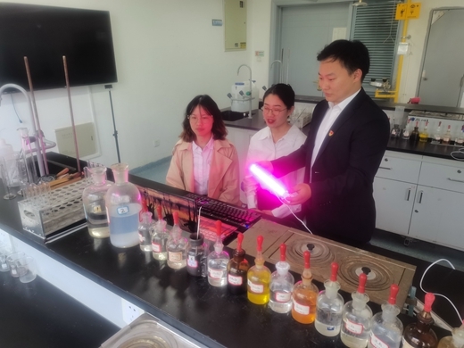 我校学生在参加线上路演_副本.jpg