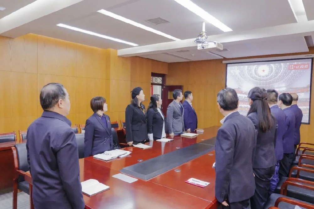 西安市第三中学全体教职工认真收看中国共产党第二十次全国代表大会开幕会
